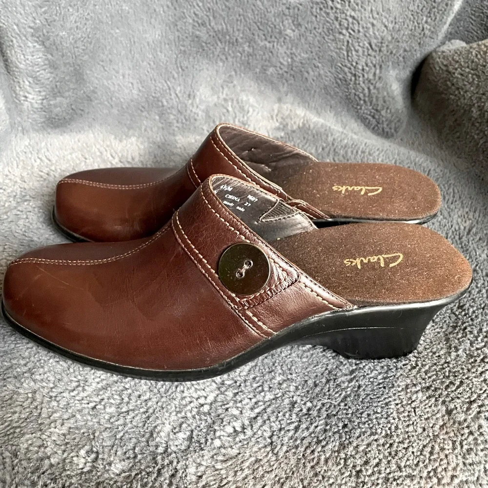 Clarks NWOB Amazingly comfortable Clogs - Picture 2 of 4